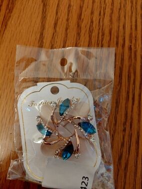 Fashion Jewelry Rose Gold Floral Brooch with Blue and Cream Stones